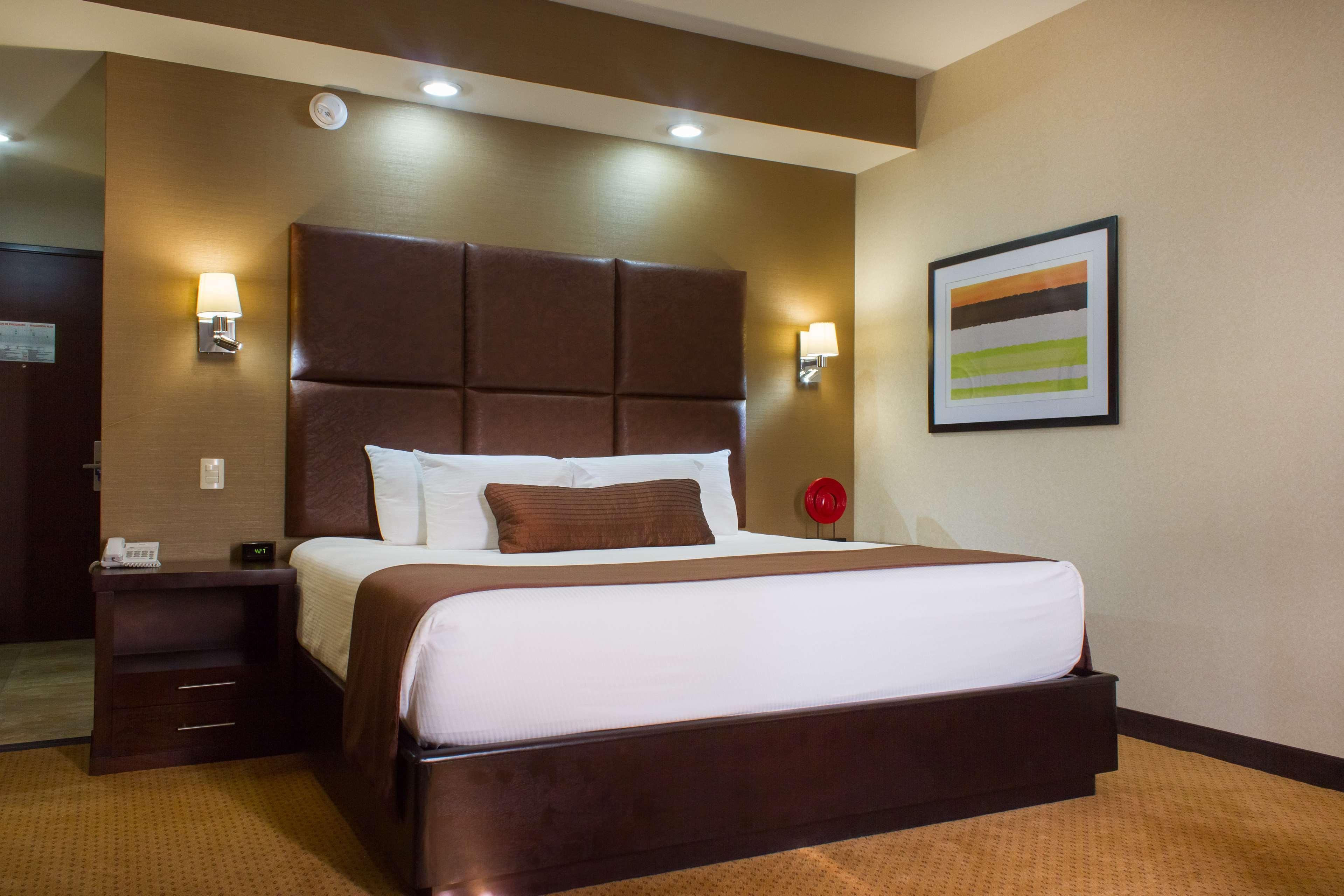 Best Western Premier Monterrey Aeropuerto Esterno foto A typical room at the hotel