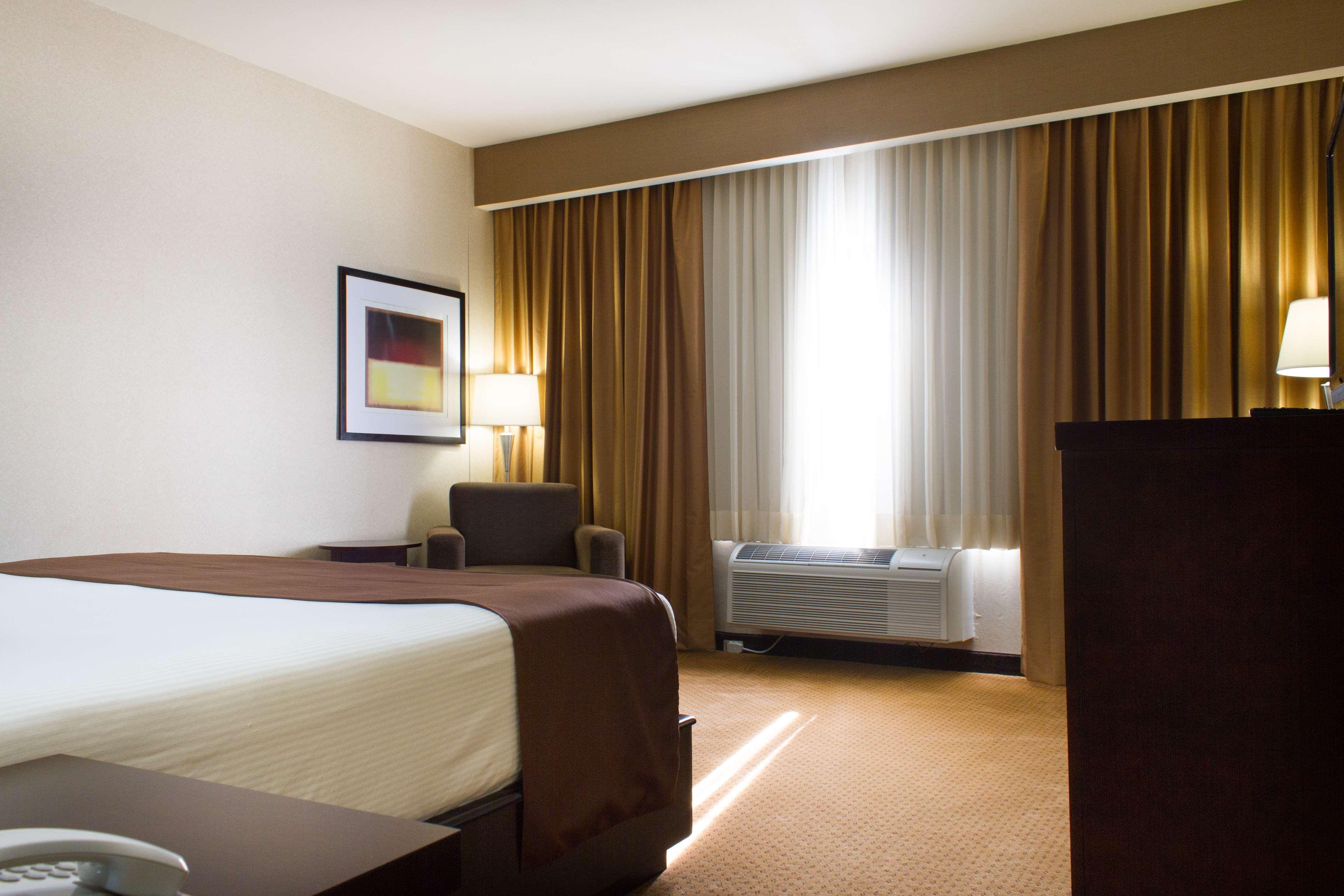 Best Western Premier Monterrey Aeropuerto Esterno foto A typical room at the Holiday Inn Express