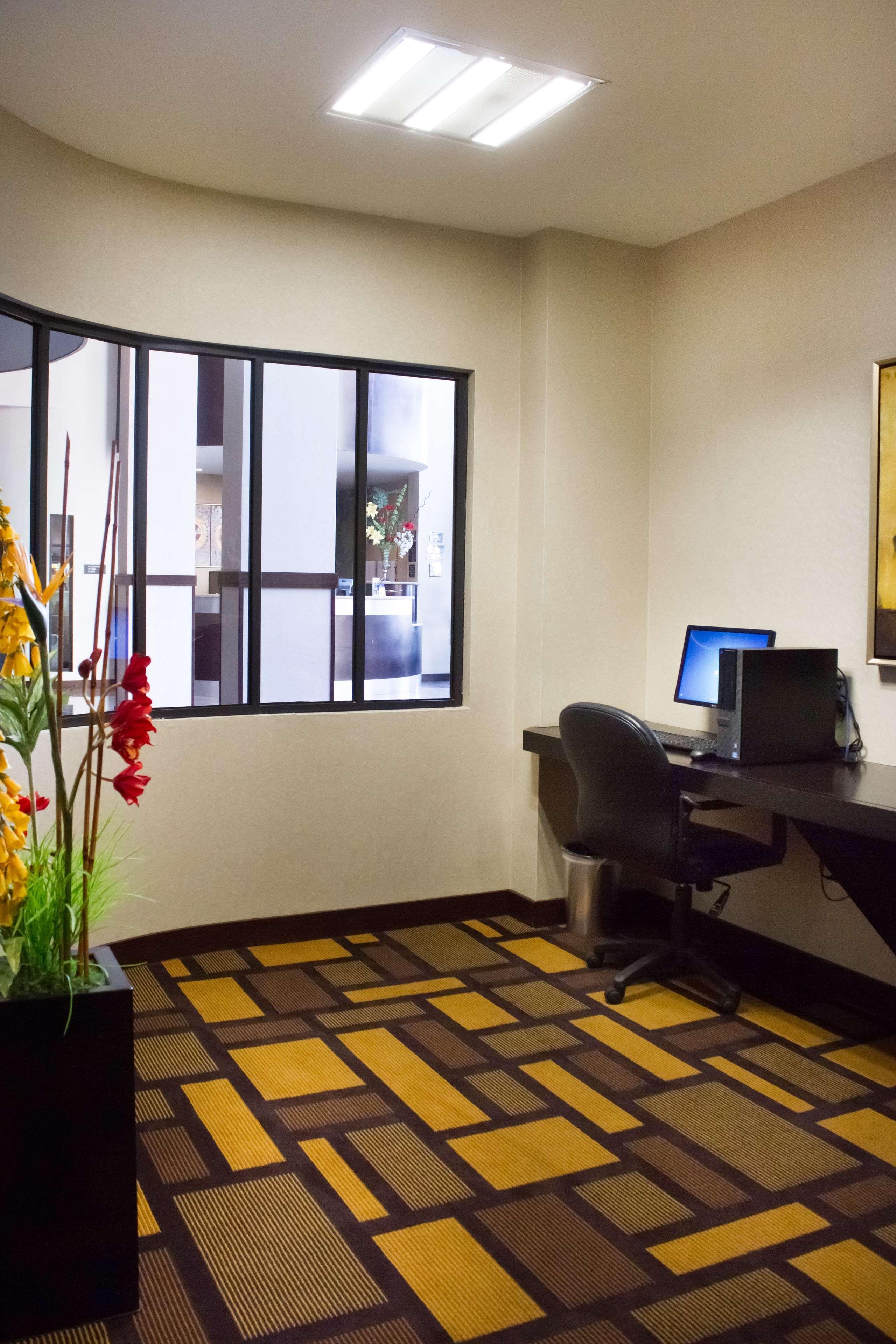 Best Western Premier Monterrey Aeropuerto Esterno foto Business center at the Hilton Garden Inn