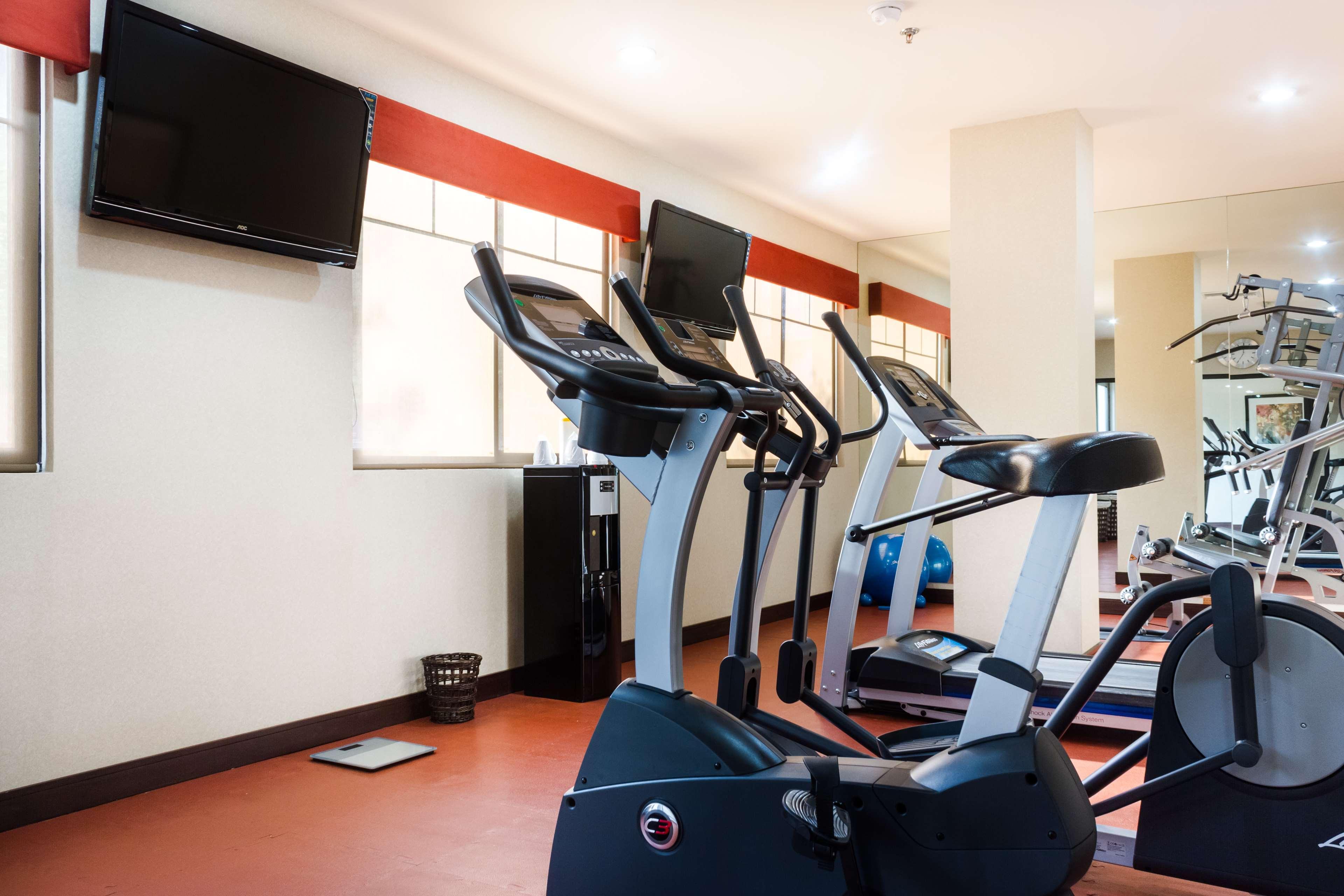 Best Western Premier Monterrey Aeropuerto Esterno foto The gym at the hotel