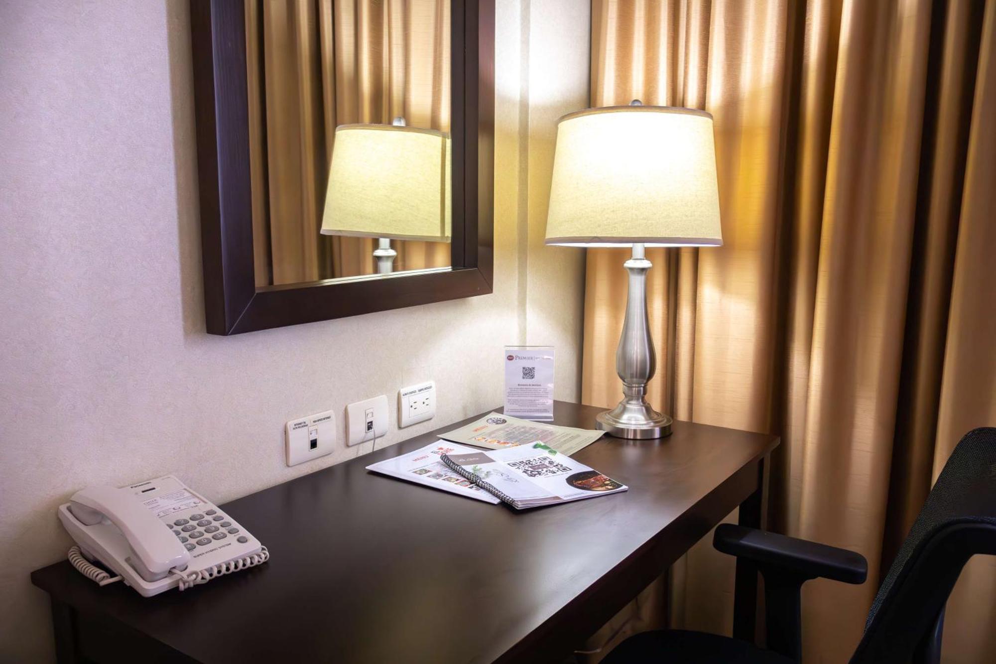 Best Western Premier Monterrey Aeropuerto Esterno foto A work desk in a hotel room