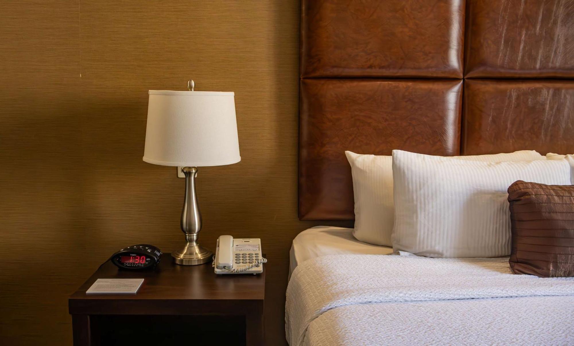 Best Western Premier Monterrey Aeropuerto Esterno foto A lamp on a nightstand