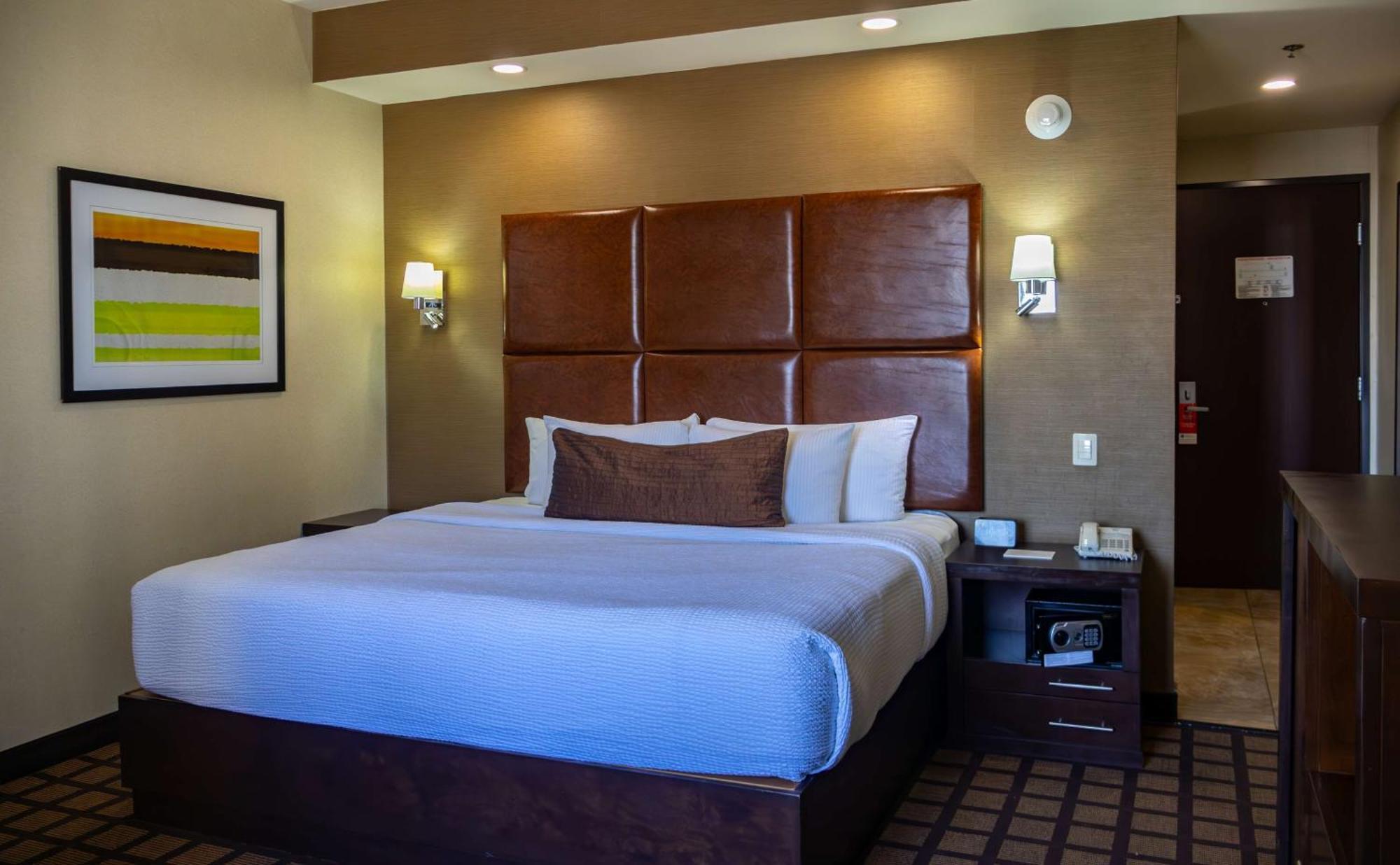 Best Western Premier Monterrey Aeropuerto Esterno foto A typical room at the Hilton Garden Inn