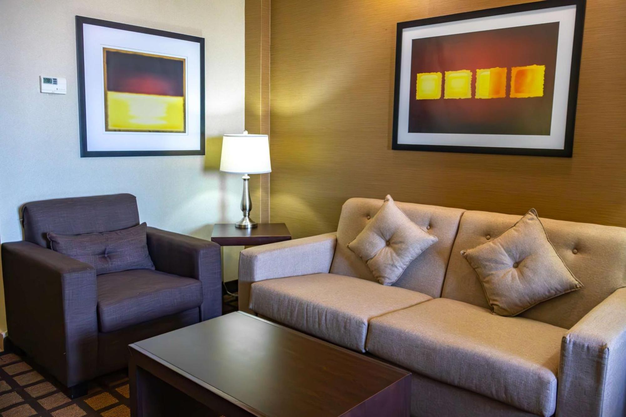 Best Western Premier Monterrey Aeropuerto Esterno foto A living room in a typical hotel suite