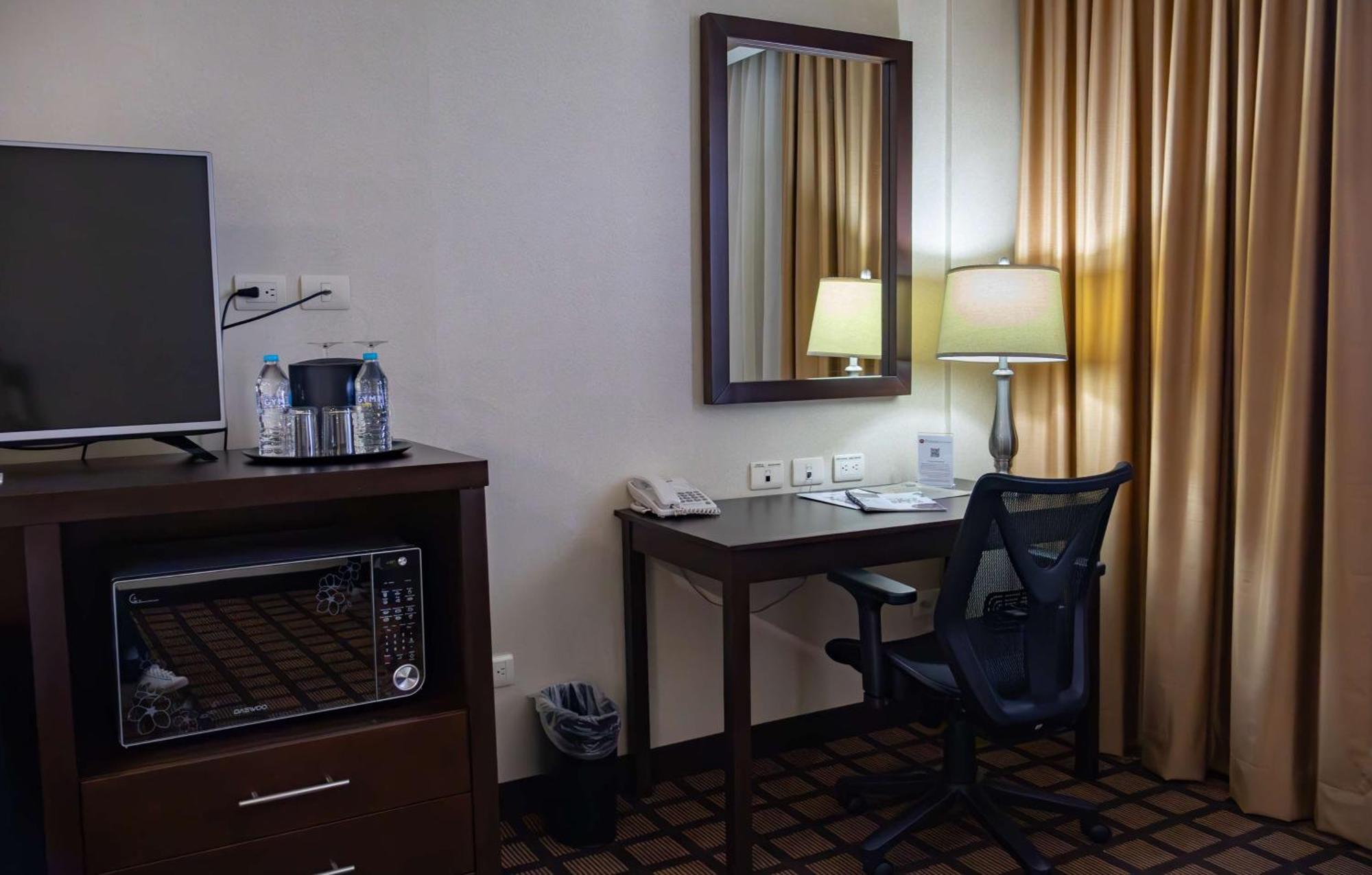 Best Western Premier Monterrey Aeropuerto Esterno foto A typical room at the hotel