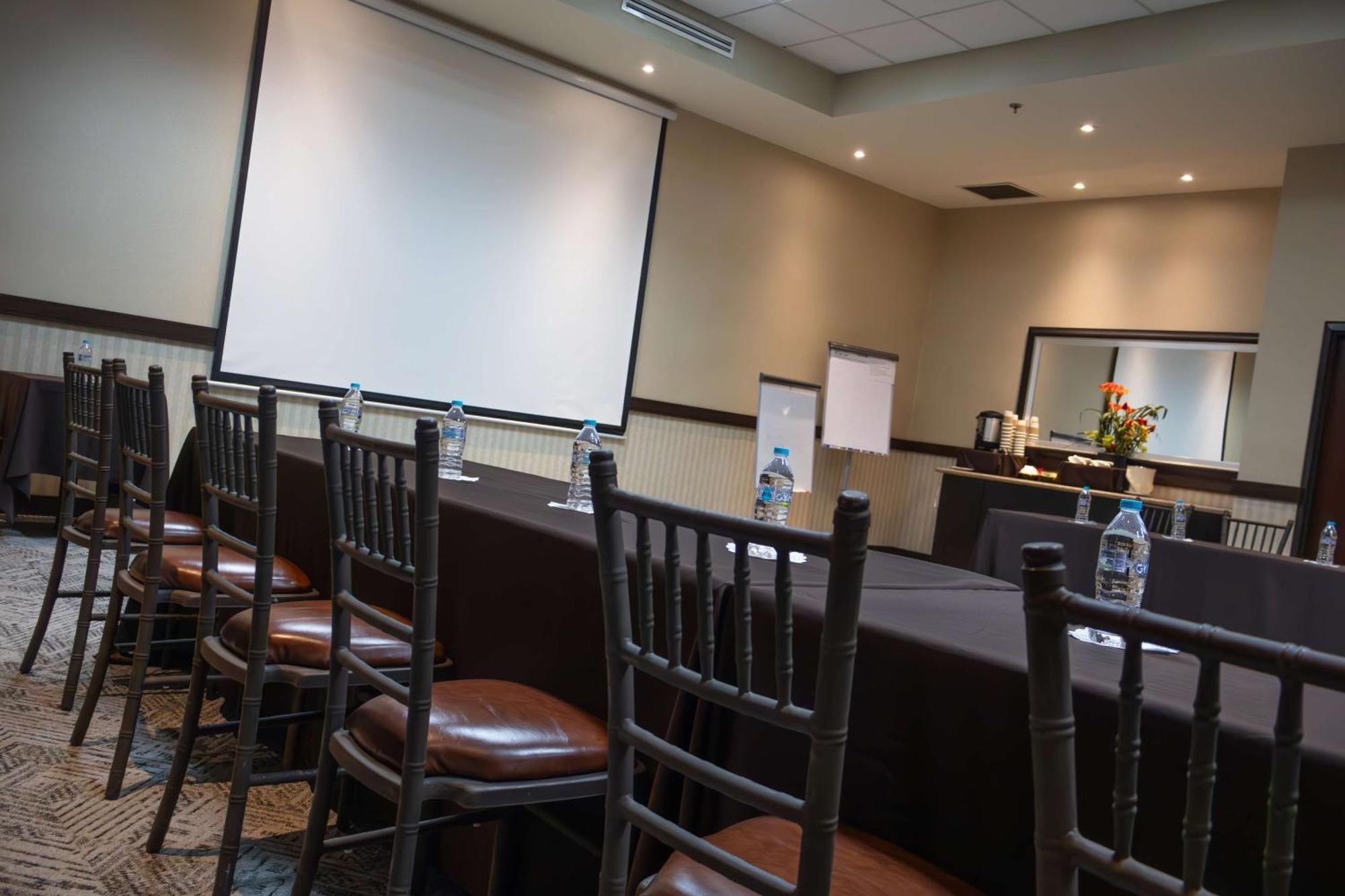 Best Western Premier Monterrey Aeropuerto Esterno foto A meeting room at the hotel