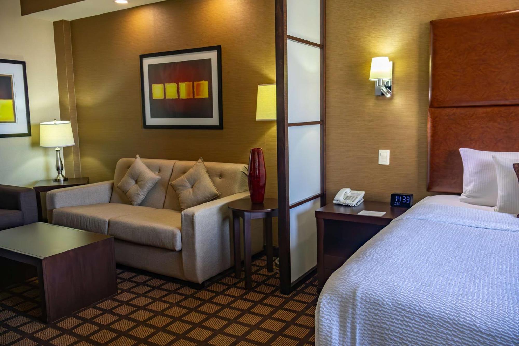 Best Western Premier Monterrey Aeropuerto Esterno foto A typical hotel room at the Residence Inn