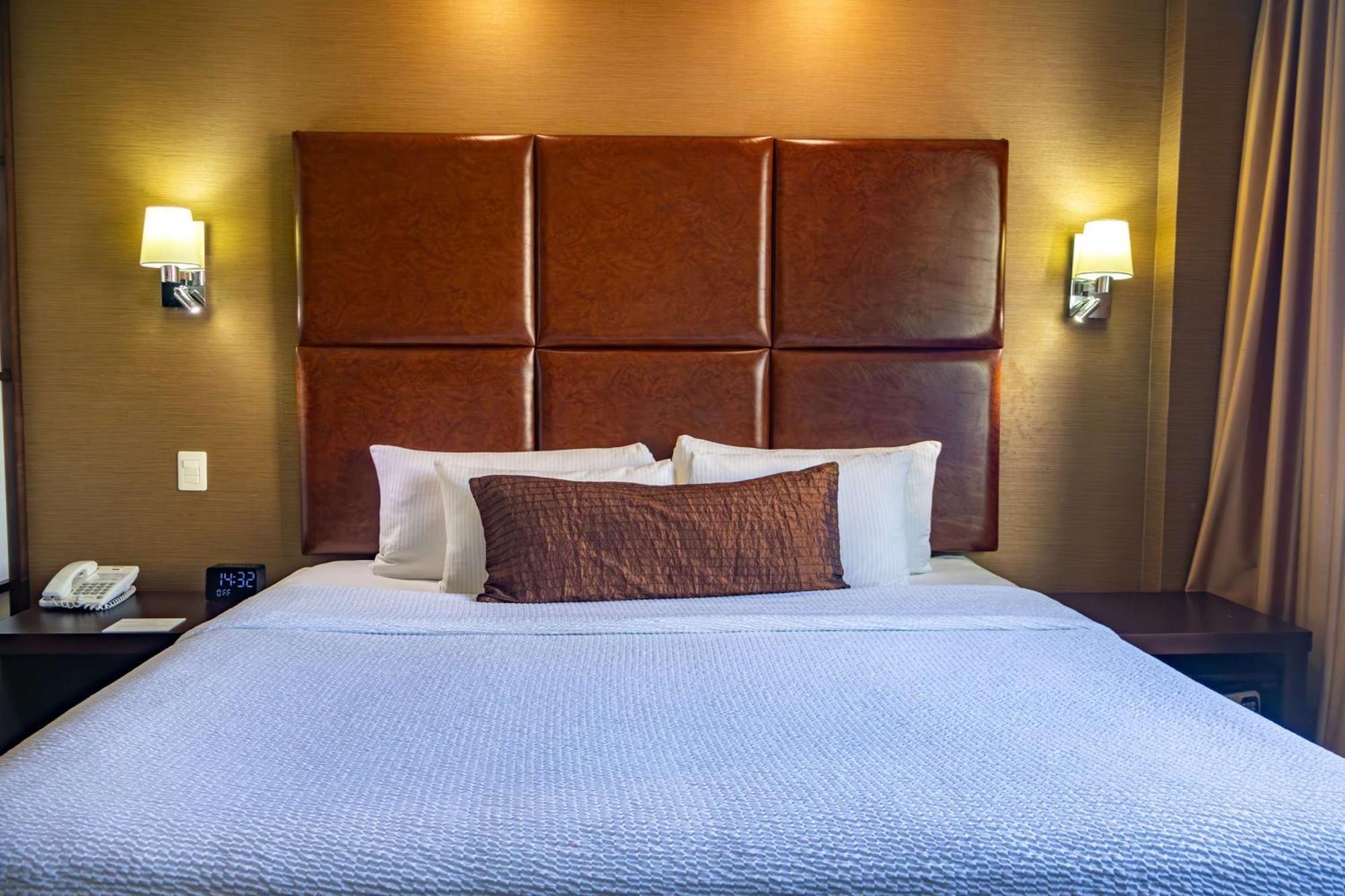 Best Western Premier Monterrey Aeropuerto Esterno foto A bed