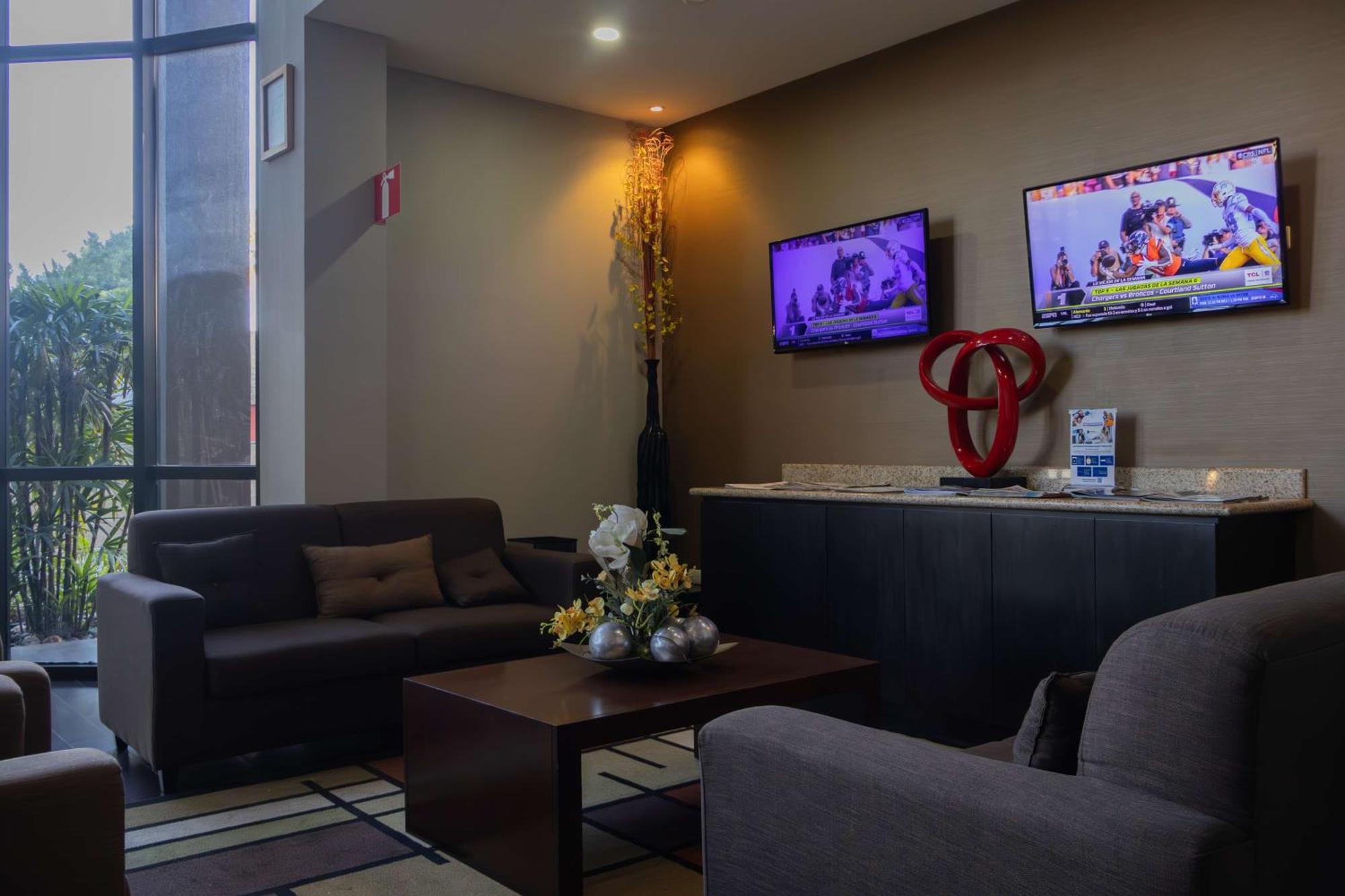Best Western Premier Monterrey Aeropuerto Esterno foto The lobby of the hotel