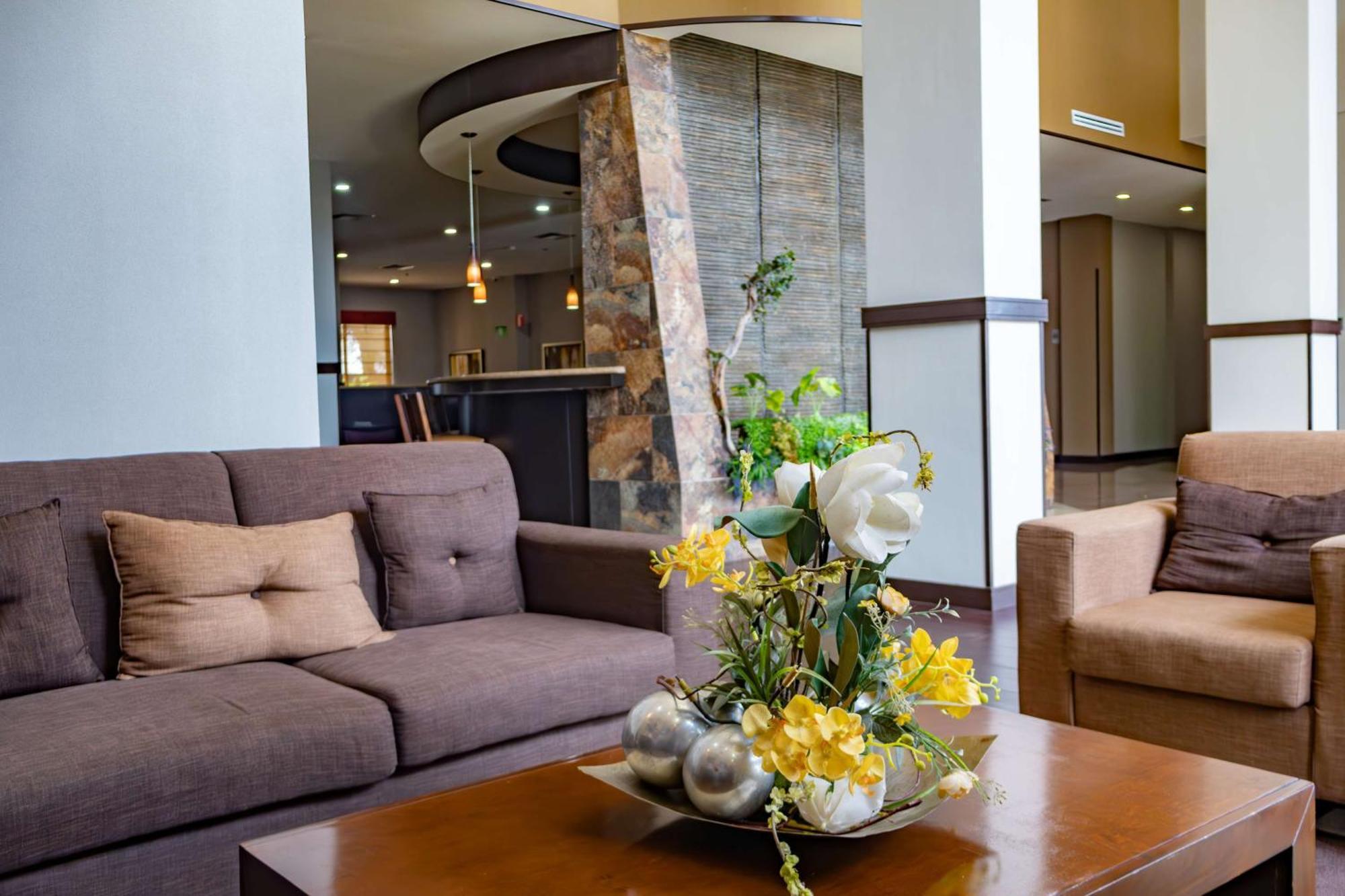Best Western Premier Monterrey Aeropuerto Esterno foto Lobby