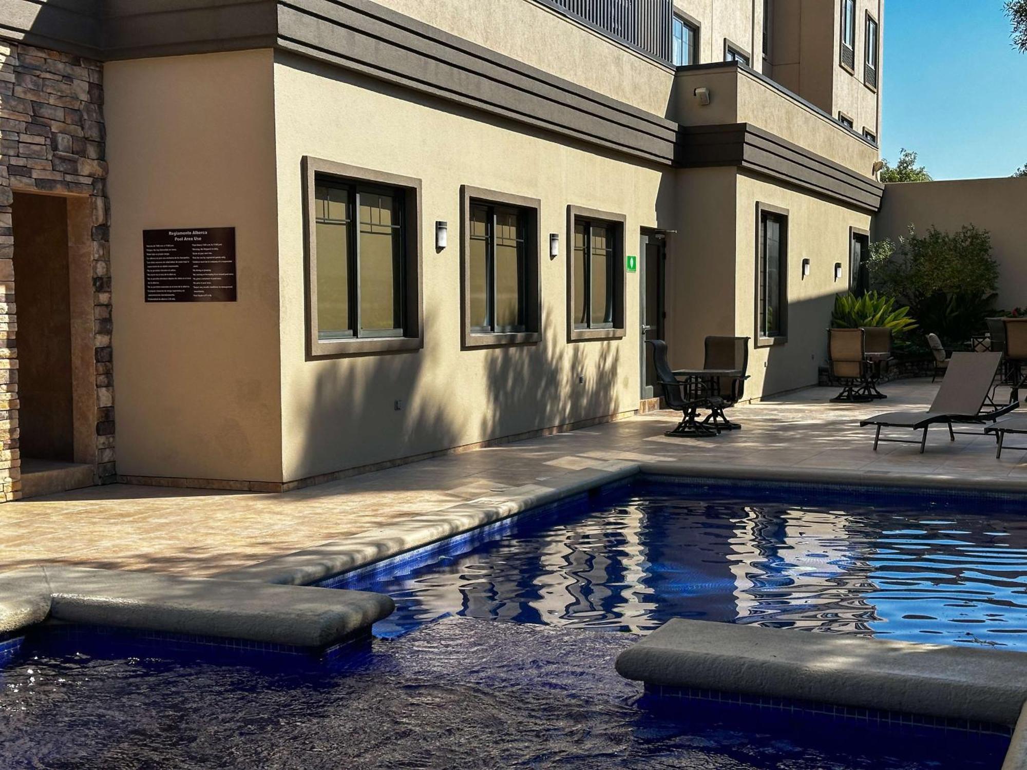 Best Western Premier Monterrey Aeropuerto Esterno foto The pool at the hotel