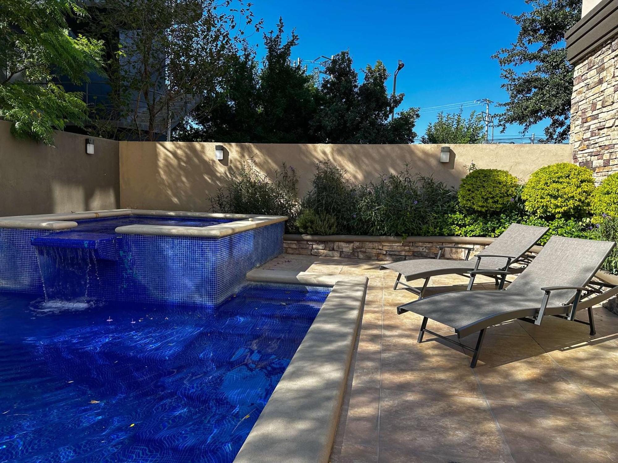 Best Western Premier Monterrey Aeropuerto Esterno foto A pool at the Four Seasons Hotel in Los Angeles