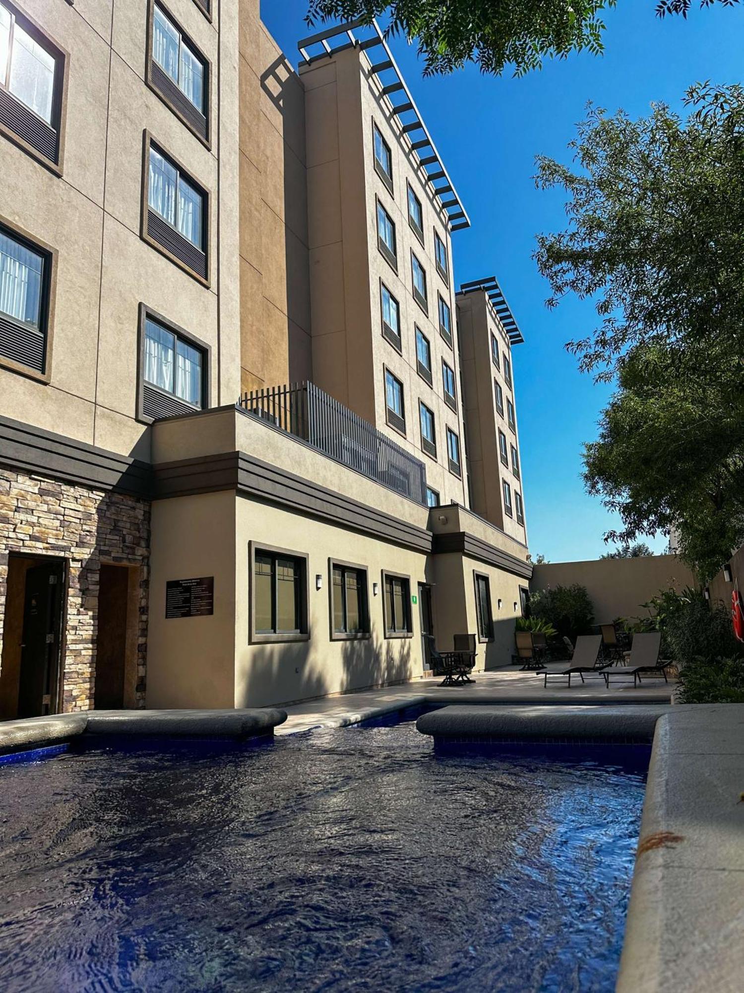 Best Western Premier Monterrey Aeropuerto Esterno foto The hotel's pool