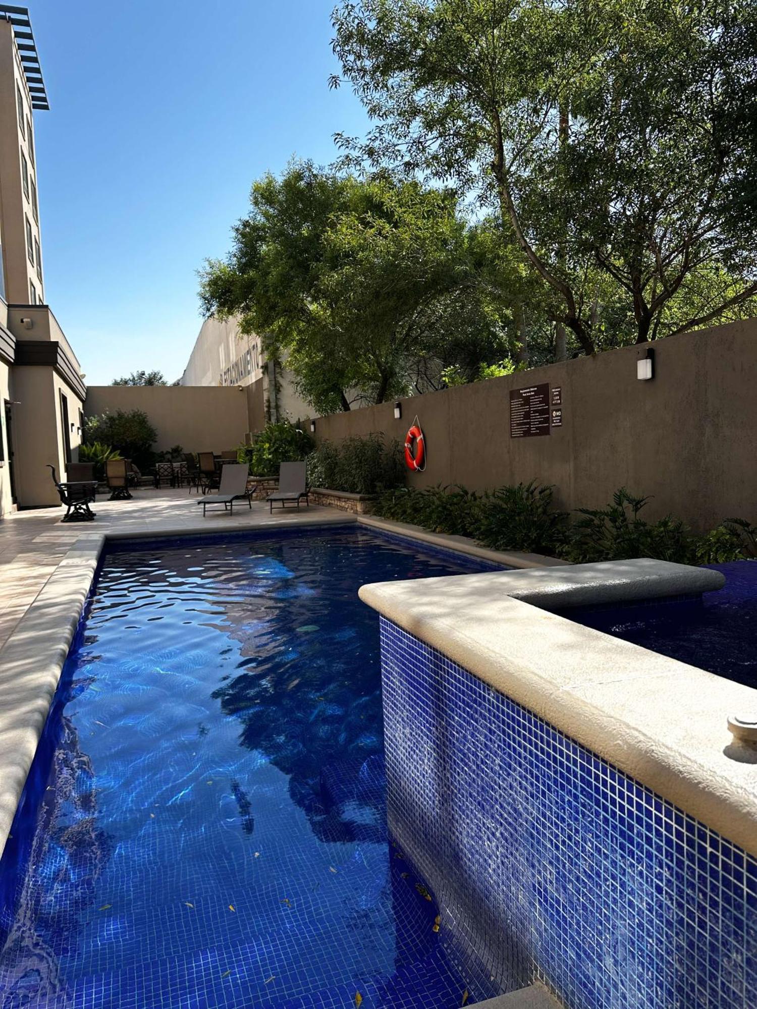 Best Western Premier Monterrey Aeropuerto Esterno foto Swimming pool at the hotel